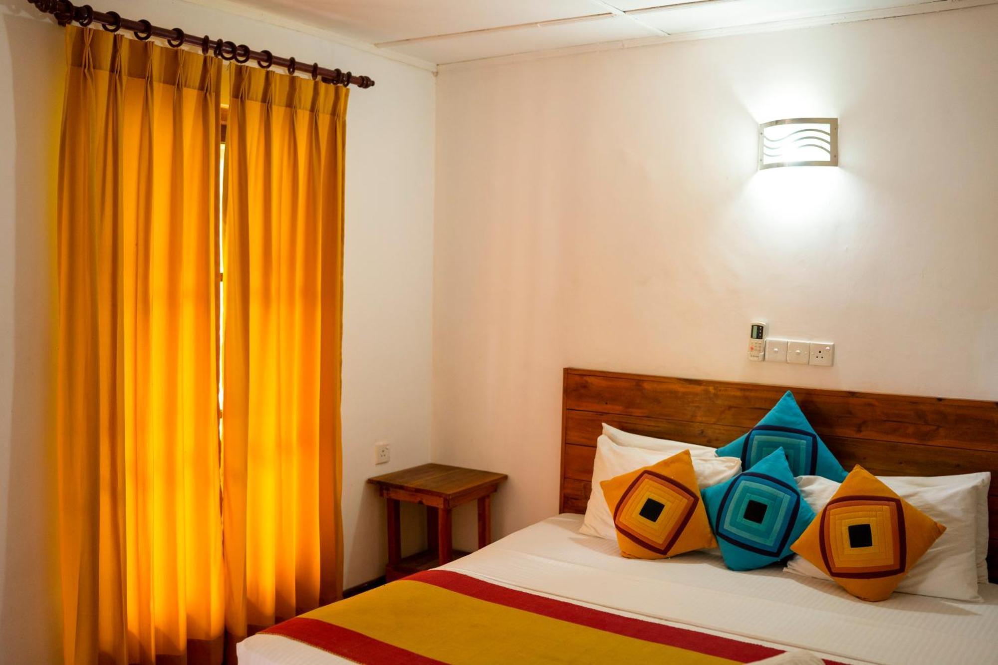 Wild Hut Habarana Bed & Breakfast Ngoại thất bức ảnh