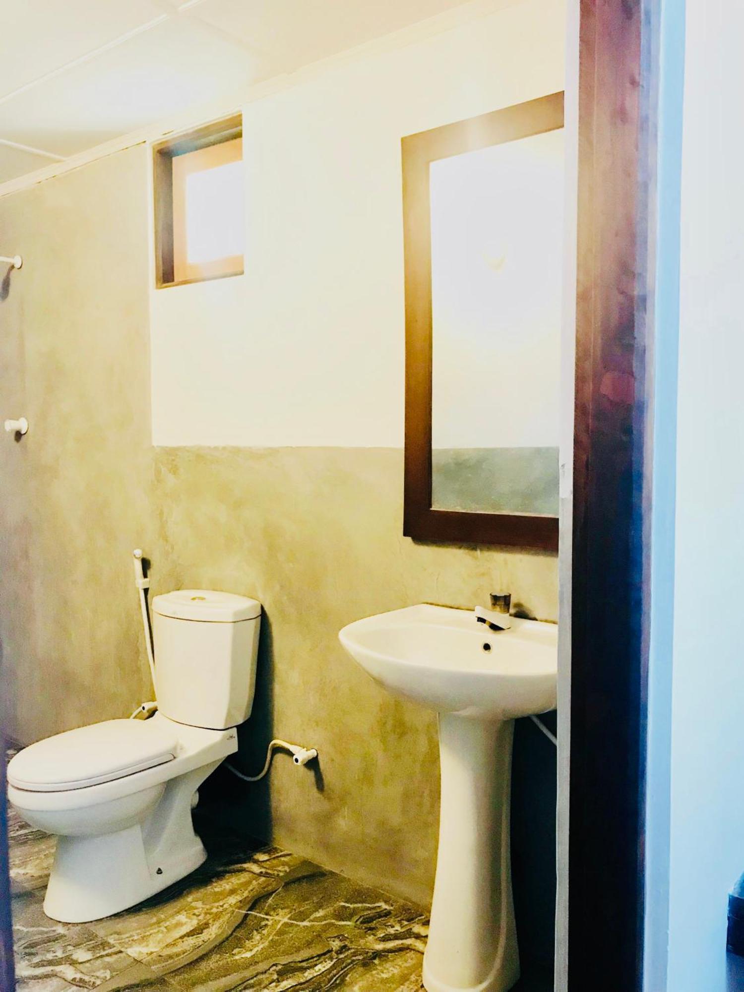 Wild Hut Habarana Bed & Breakfast Ngoại thất bức ảnh