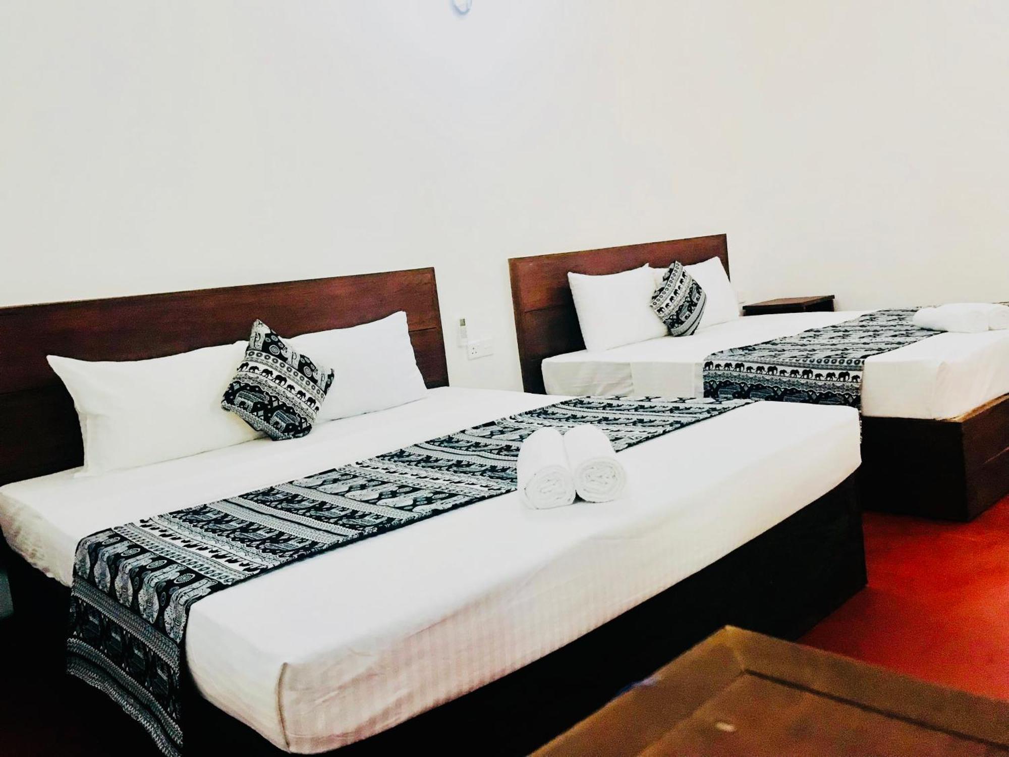Wild Hut Habarana Bed & Breakfast Ngoại thất bức ảnh